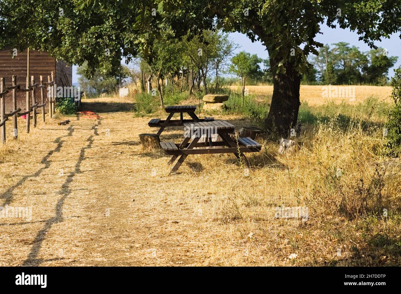Due tavoli da picnic in legno nella campagna italiana (Umbria, Italia, Europa) Foto Stock
