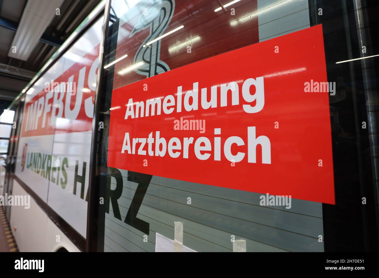 Wernigerode, Germania. 22 novembre 2021. I dipendenti di una società pubblicitaria contrassegnano un autobus della Harzer Verkehrsbetriebe HVB, che è stato convertito in un autobus di vaccinazione, in un laboratorio del deposito. Per accelerare ulteriormente la campagna di vaccinazione, giovedì prossimo il distretto di Harz metterà in funzione un autobus per la vaccinazione, al fine di fornire anche alle piccole città del distretto di Harz offerte di vaccinazione. Credit: dpa/dpa-Zentralbild/dpa/Alamy Live News Foto Stock