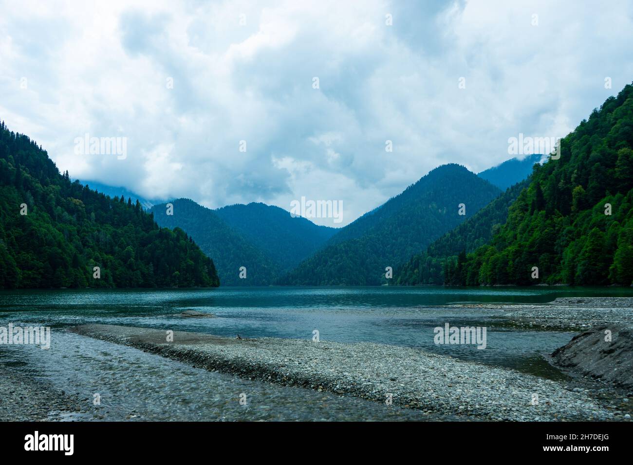 Paesaggio naturale con vista sul lago di Ritsa, Abkhazia. Foto Stock