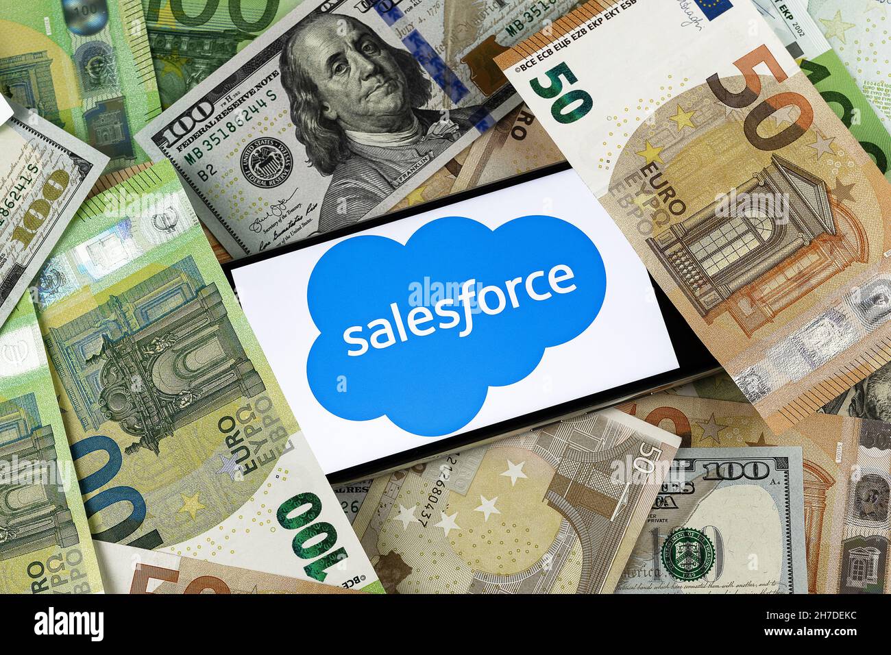 Editoriale Salesforce. Foto illustrativa per le notizie su Salesforce - un'azienda americana di software basata su cloud Foto Stock