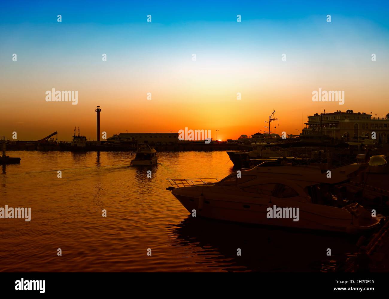 Sochi, Russia. Trasporto marittimo nel porto della città turistica della regione di Krasnodar. Foto Stock