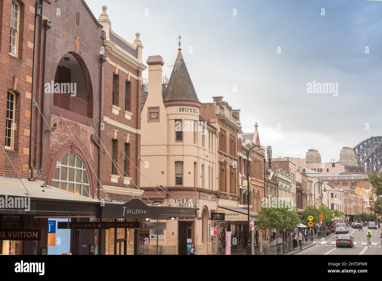 Edifici storici in George Street, una delle strade dello shopping più antiche e trafficate di Sydney e Australia. Foto Stock