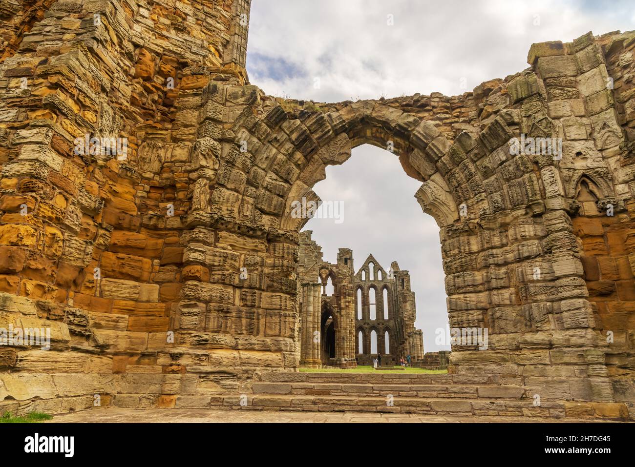 Rovine dell'Abbazia di Whitby, un monastero cristiano del VII secolo che divenne in seguito un'abbazia benedettina. Foto Stock