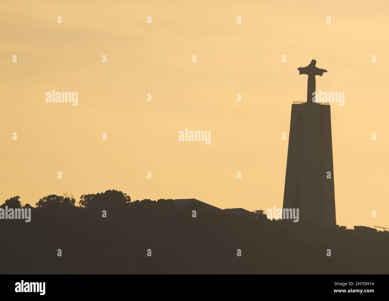 Lisbona al tramonto, silhouette della statua di Cristo Re. Portogallo Foto Stock
