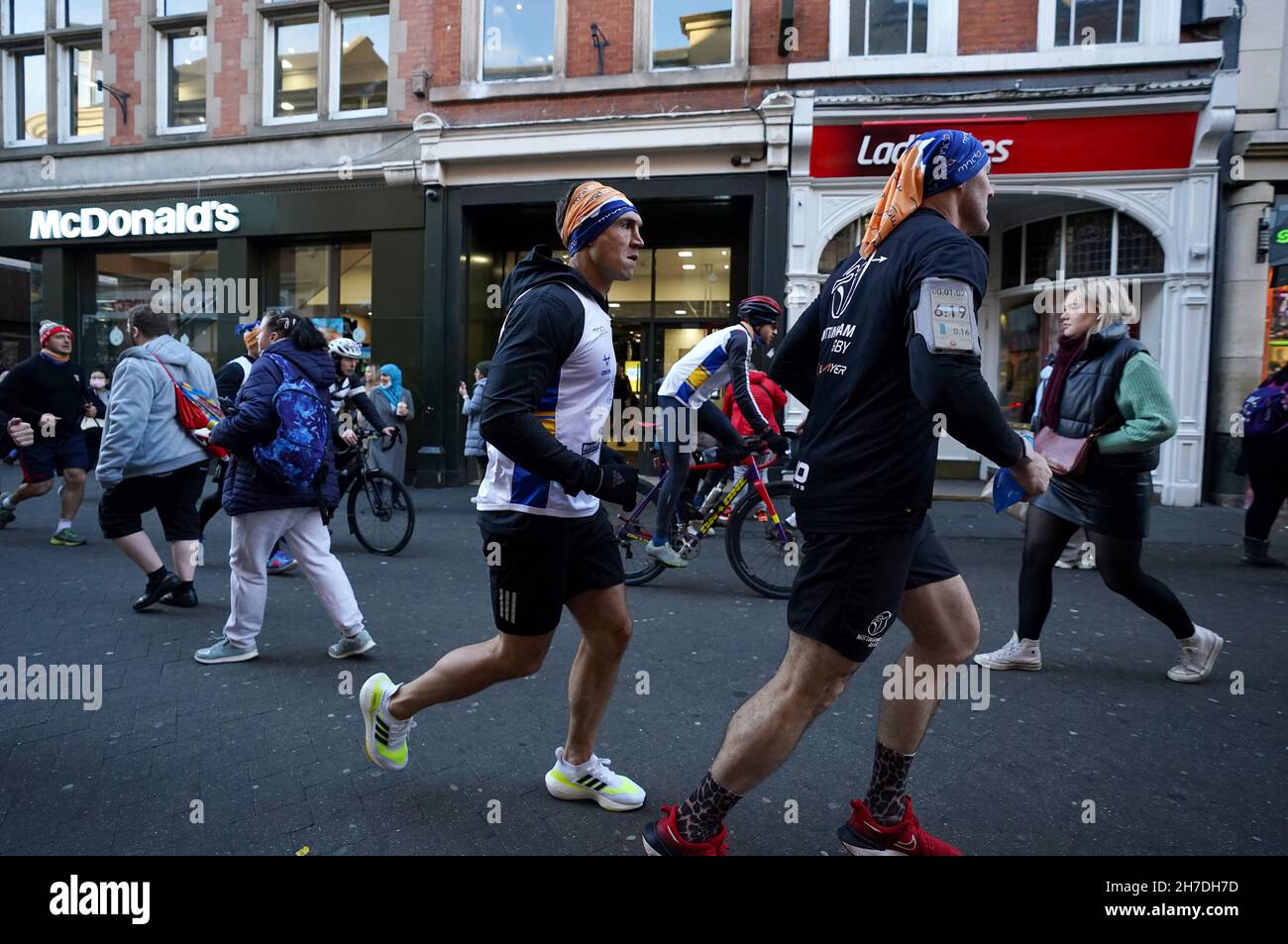 Kevin Sinfield in Clumber Street nel centro di Nottingham durante l'Extra Mile Challenge, dallo stadio Mattioli Woods Welford Road di Leicester allo stadio Emerald Headingley di Leeds. Data foto: Lunedì 22 novembre 2021. Foto Stock