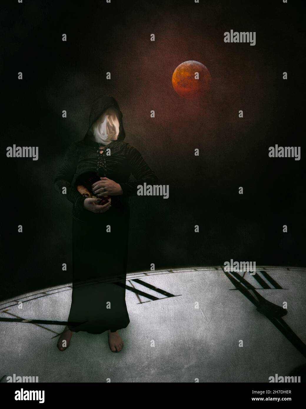 due minuti fino a mezzanotte - un composito fotografico artistico di una figura fantasma si trovava su un quadrante dell'orologio mentre galleggiava nello spazio con una luna rossa dietro. Foto Stock