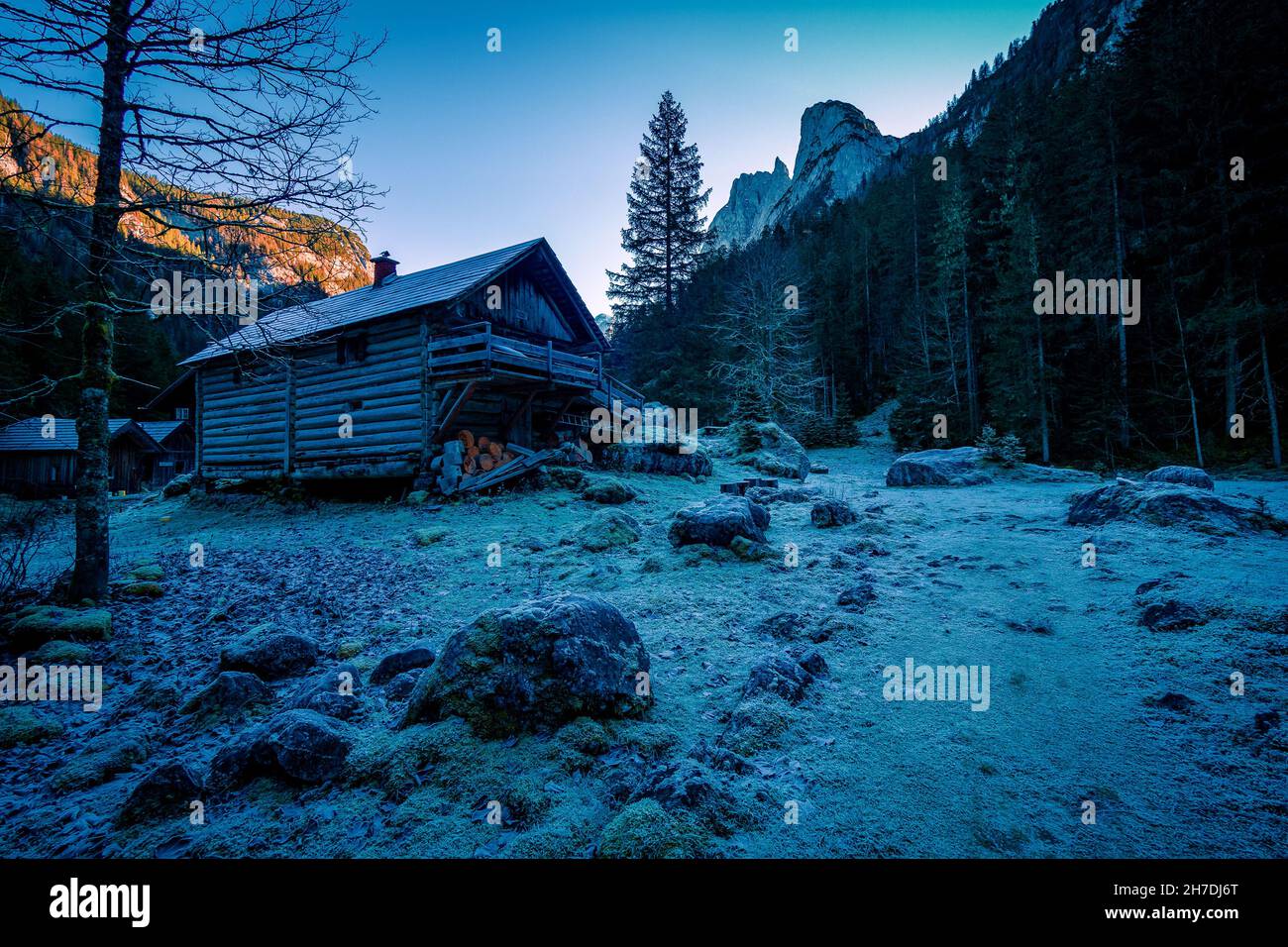 Vista su un antico casolare in legno, sul ghiacciaio Dachstein e sulla catena montuosa Gosaukamm sullo sfondo, Gosau, Salzkammergut, Austria Foto Stock