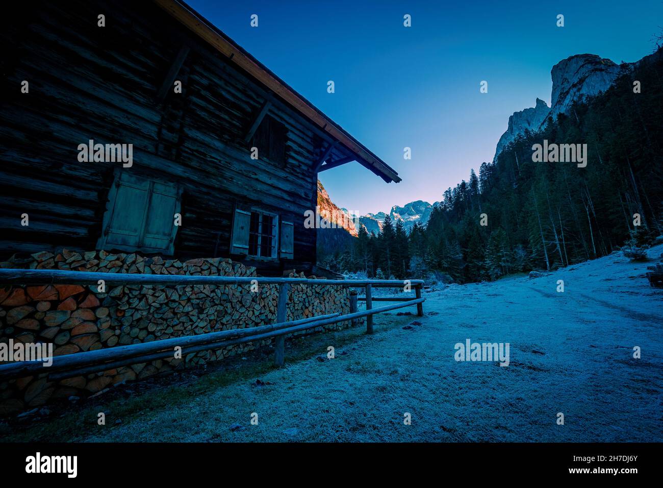 Vista su un antico casolare in legno, sul ghiacciaio Dachstein e sulla catena montuosa Gosaukamm sullo sfondo, Gosau, Salzkammergut, Austria Foto Stock