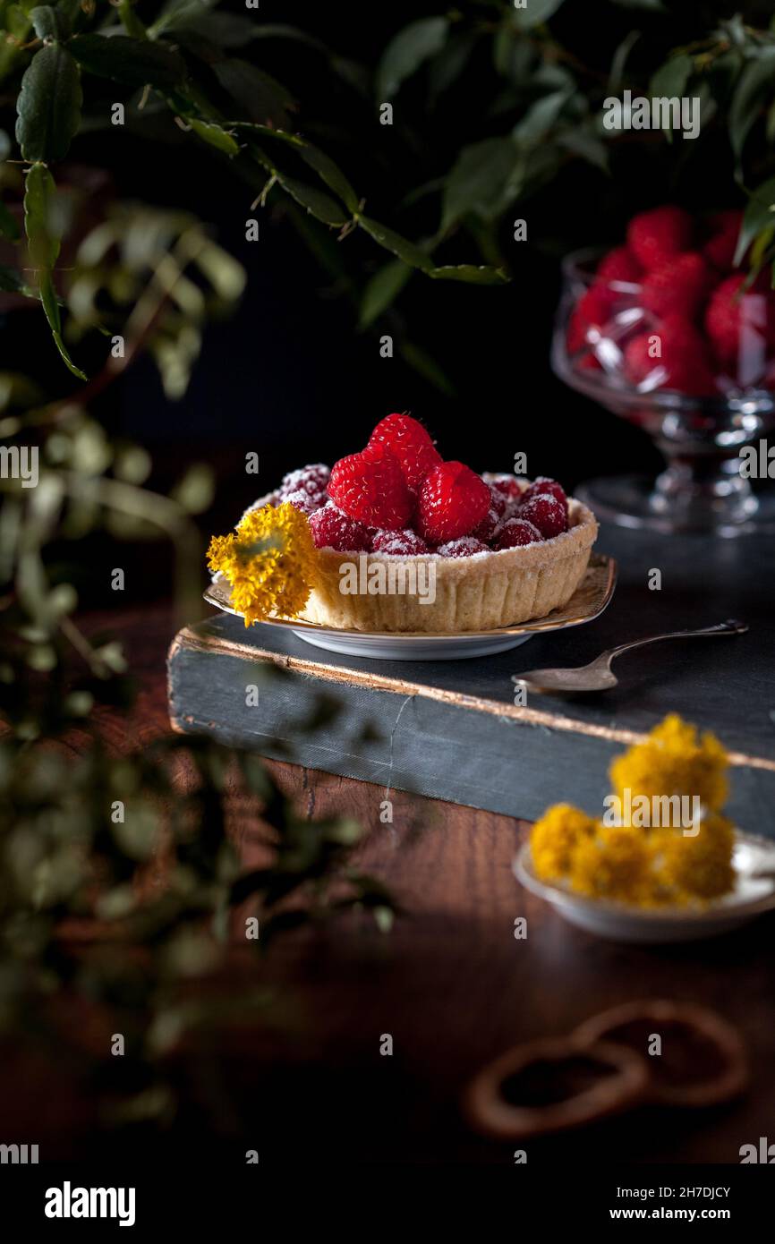 Crostata di lamponi con fiori secchi e fogliame Foto Stock