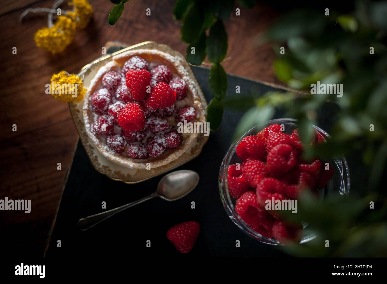 Crostata di lamponi con fiori secchi e fogliame Foto Stock