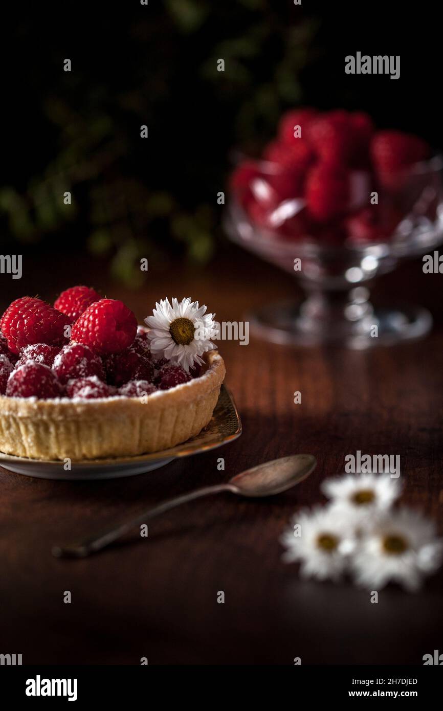 Crostata di lamponi con fiori secchi e fogliame Foto Stock
