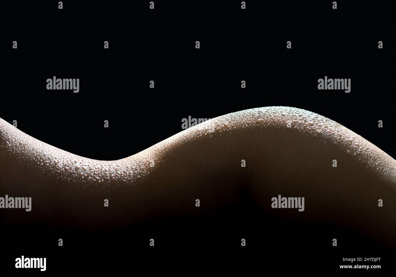 Pelle bagnata di una donna nuda. Corpo sexy, curve, figura e forma in doccia o pioggia. Modello nel centro benessere. Sudore su donna curvy. Foto Stock