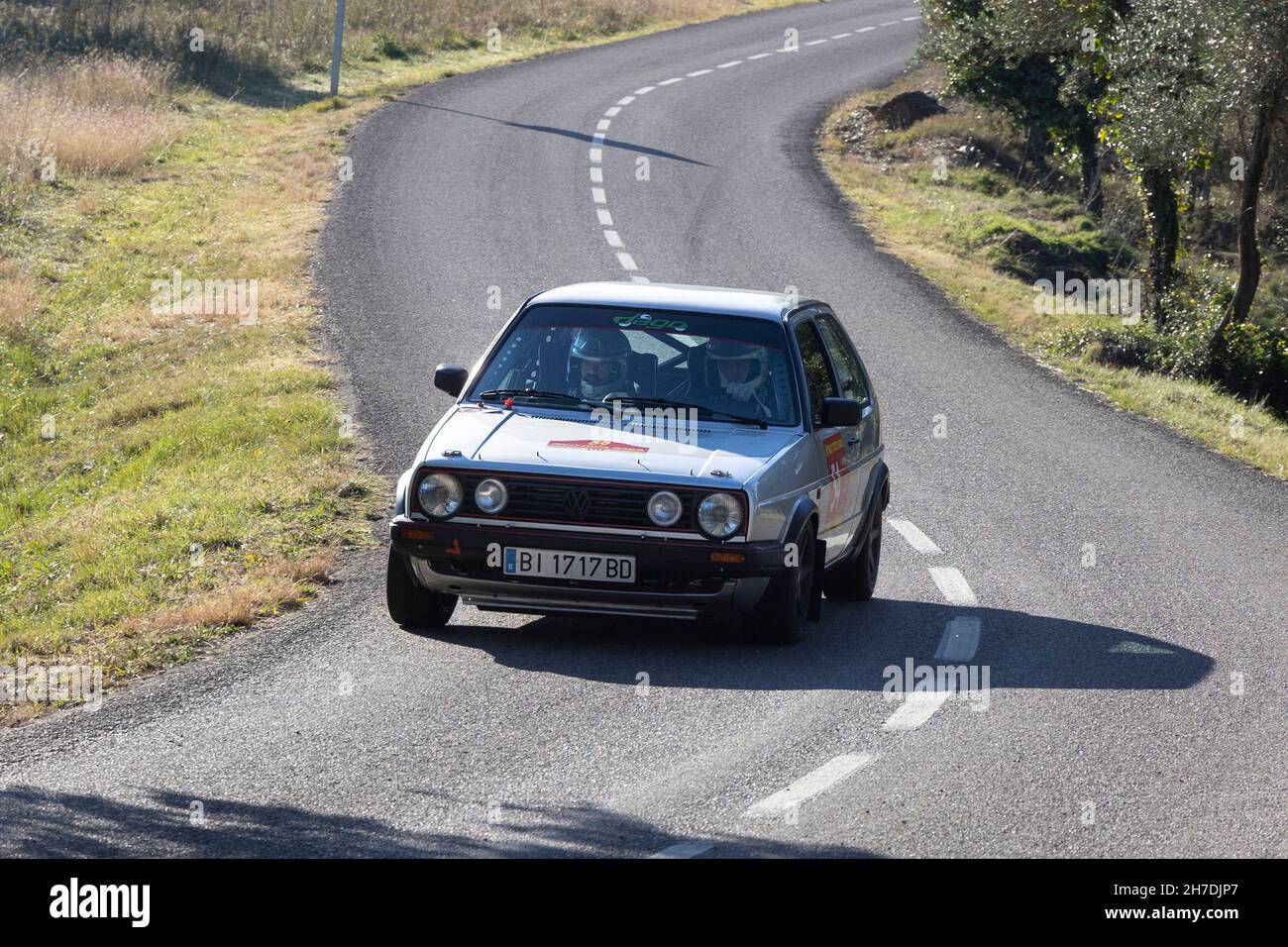 VW Golf 1800 GTi partecipa alla sezione cronometrata del Rally Costa Brava 2021 a Girona, Spagna Foto Stock