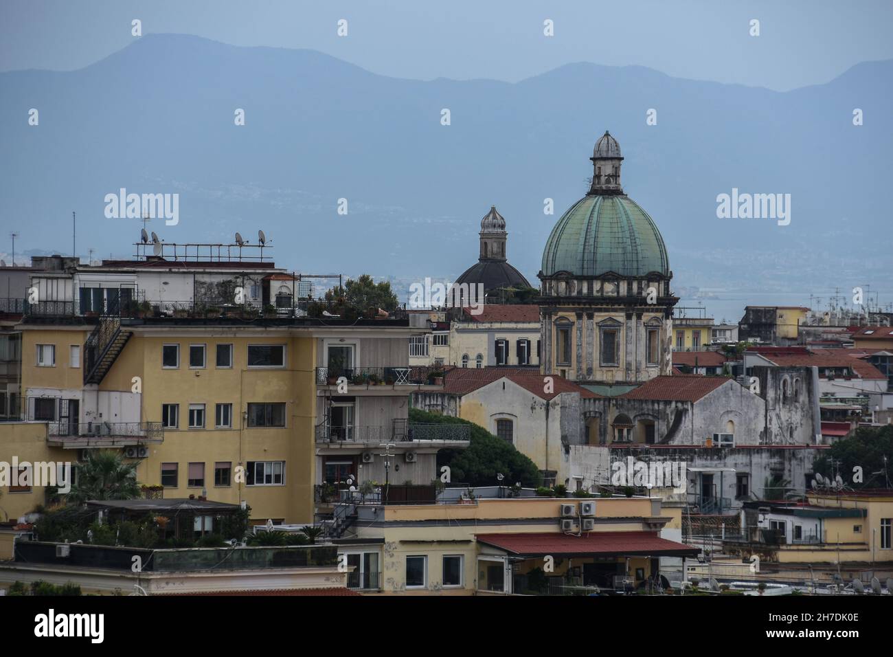 Cupola della Chiesa di Napoli, con montagne sullo sfondo Foto Stock