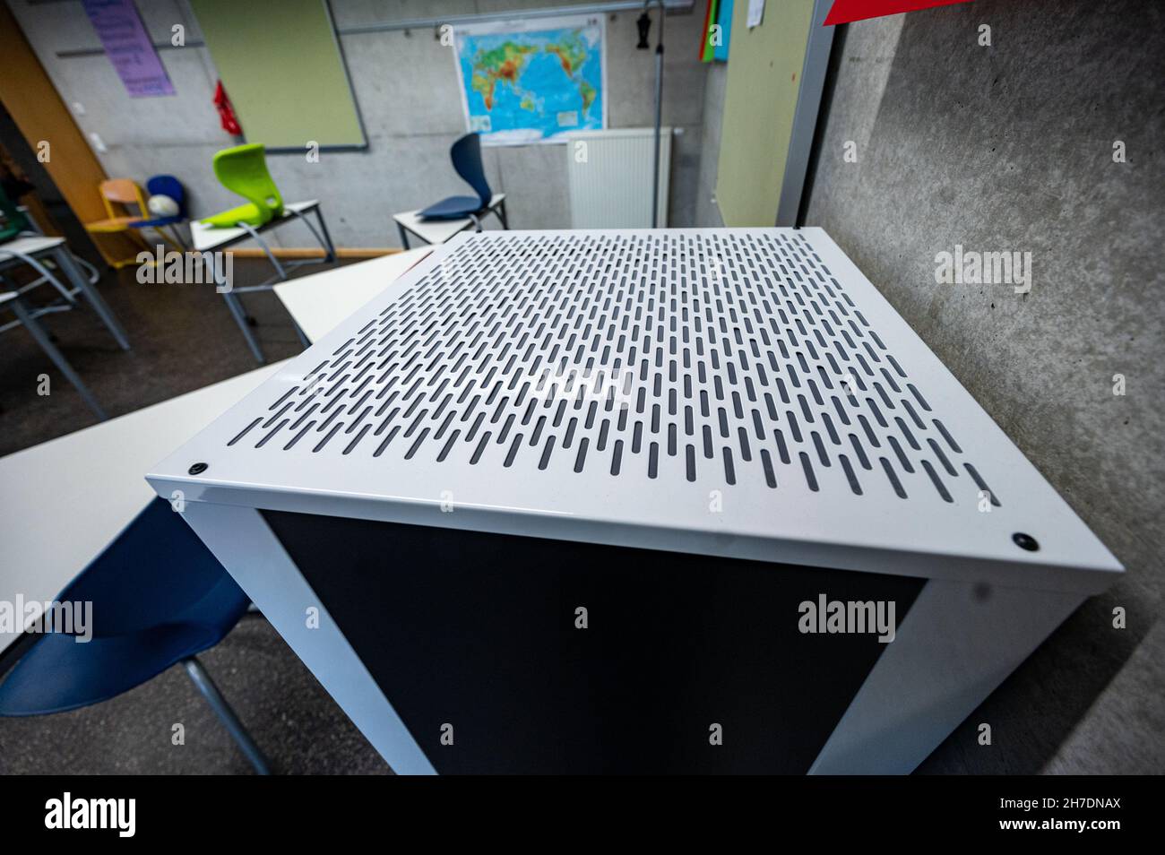 Straubing, Germania. 16 novembre 2021. Un'unità di filtrazione dell'aria si trova in un'aula all'Anton Bruckner Gymnasium. Credit: Armin Weigel/dpa/Alamy Live News Foto Stock