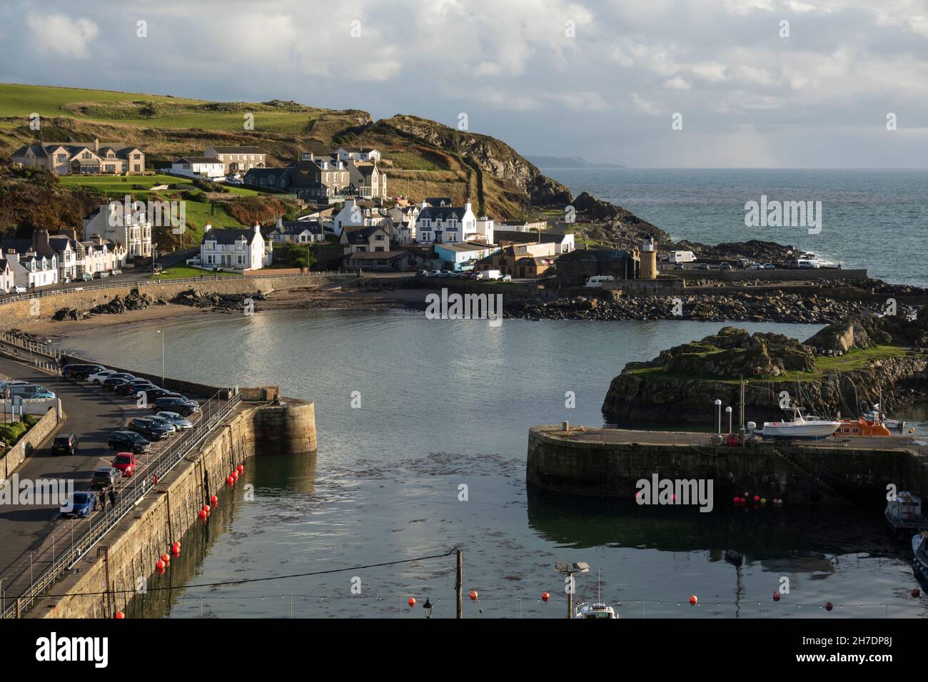 Vista sul porto e sulla costa, Portpatrick, Dumfries e Galloway, Scozia, Regno Unito, Europa Foto Stock