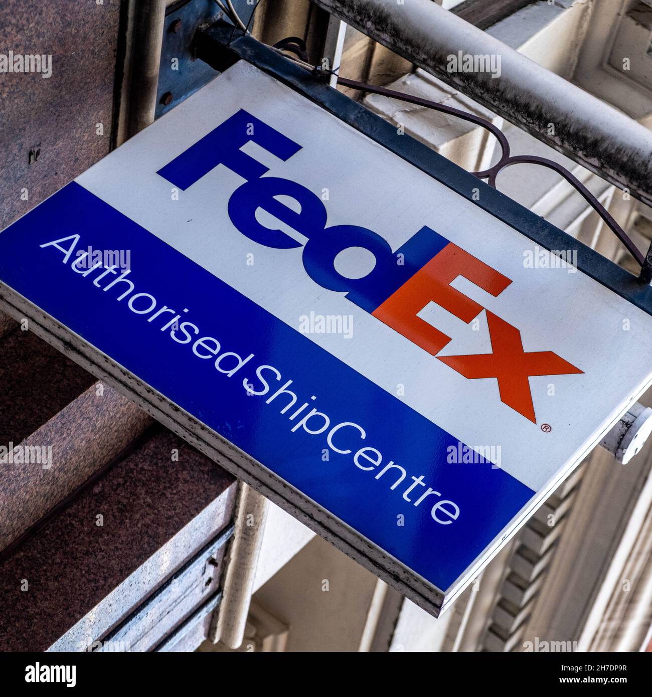 Victoria Westminster London England UK, 7 novembre 2021, logo FedEx Federal Express o cartello all'esterno Di un centro di spedizione Victoria Street London Foto Stock