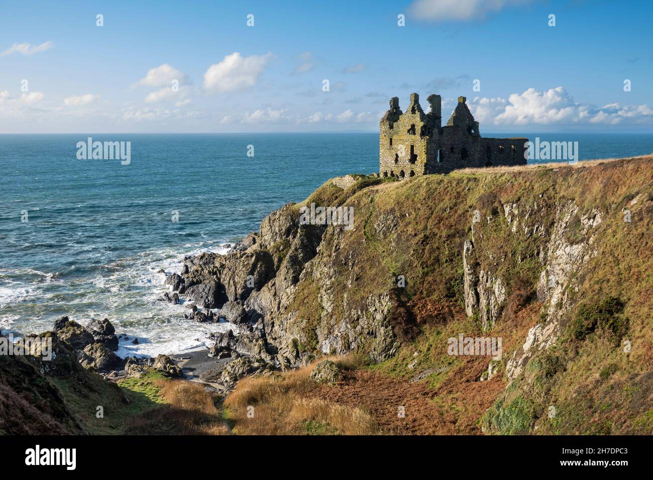 Castello di Dunskey sulla costa rocciosa, Portpatrick, Dumfries and Galloway, Scozia, Regno Unito, Europa Foto Stock