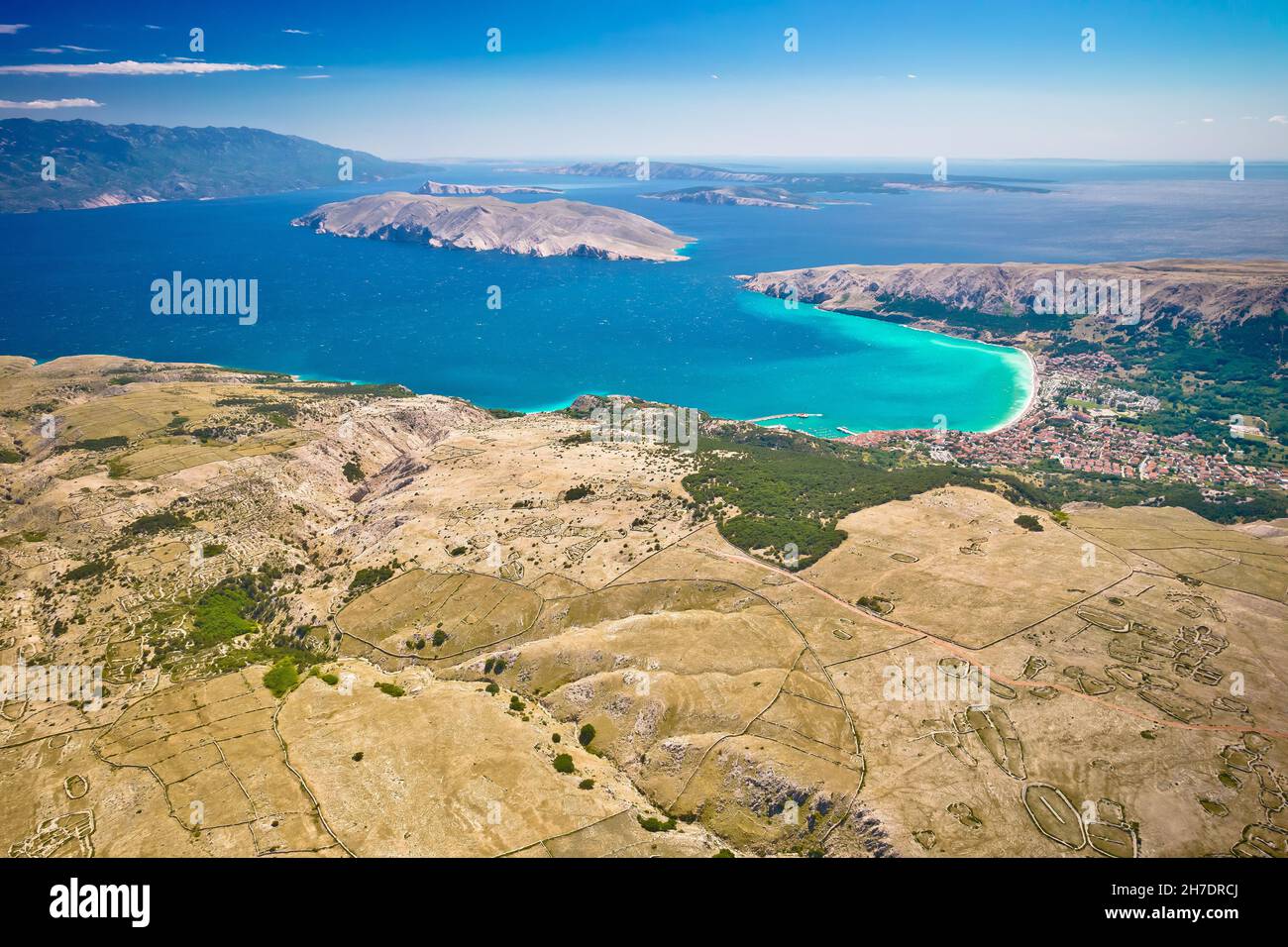 Moon Plateau pietra deserto altezze e città di Baska su Krk isola vista aerea, arcipelago Adriatico di Croazia Foto Stock