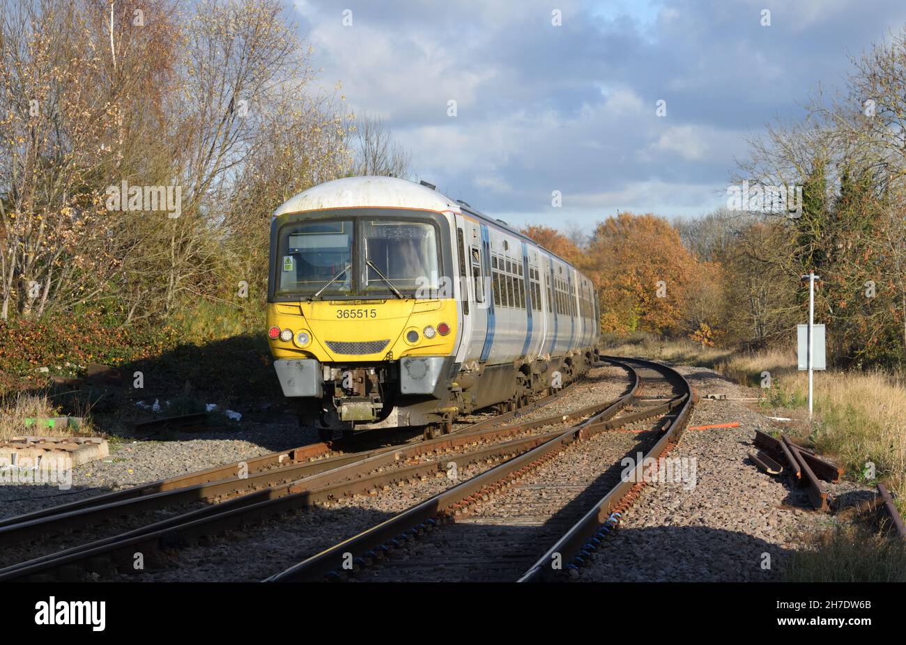 Classe 365 Happy Train numero 365515 che è stato trasportato oltre Lichfield Trent Valley Junction nel suo viaggio finale alla torcia del tagliatore a Rotherham stand. Foto Stock