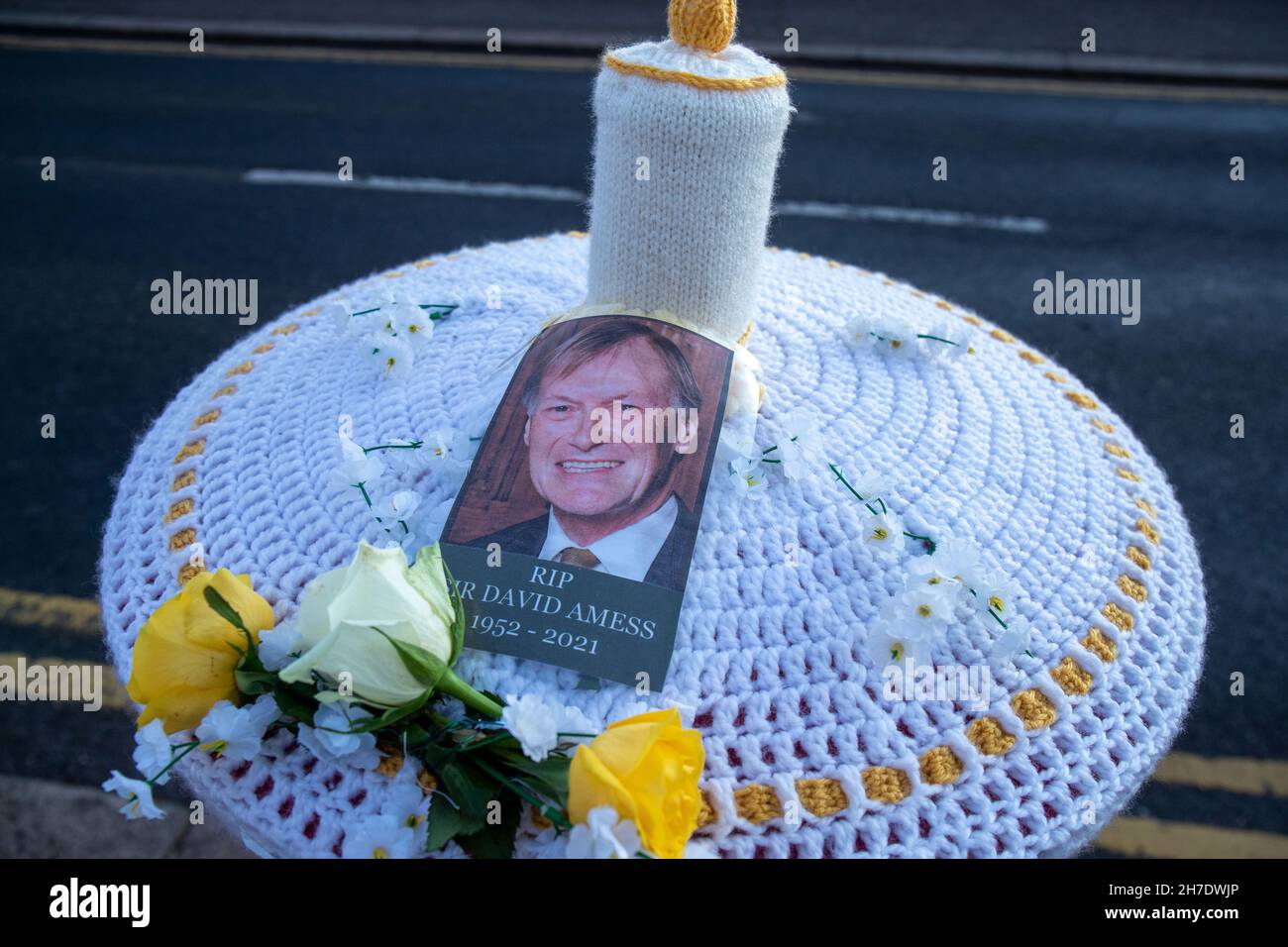 LEIGH-ON-SEA INGHILTERRA, 22 NOVEMBRE 2021, ha lavorato a maglia tributo al MP Southend West Sir David Amess dopo la sua processione commemorativa in Leign-on-Sea Credit: Lucy North/Alamy Live News Foto Stock