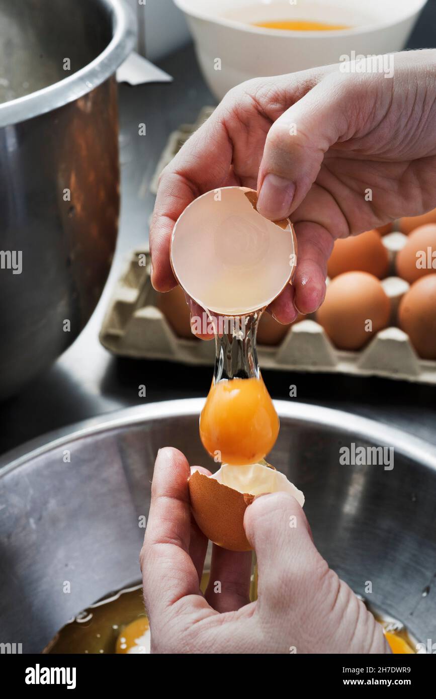 Un uovo che è rotto in una ciotola Foto Stock