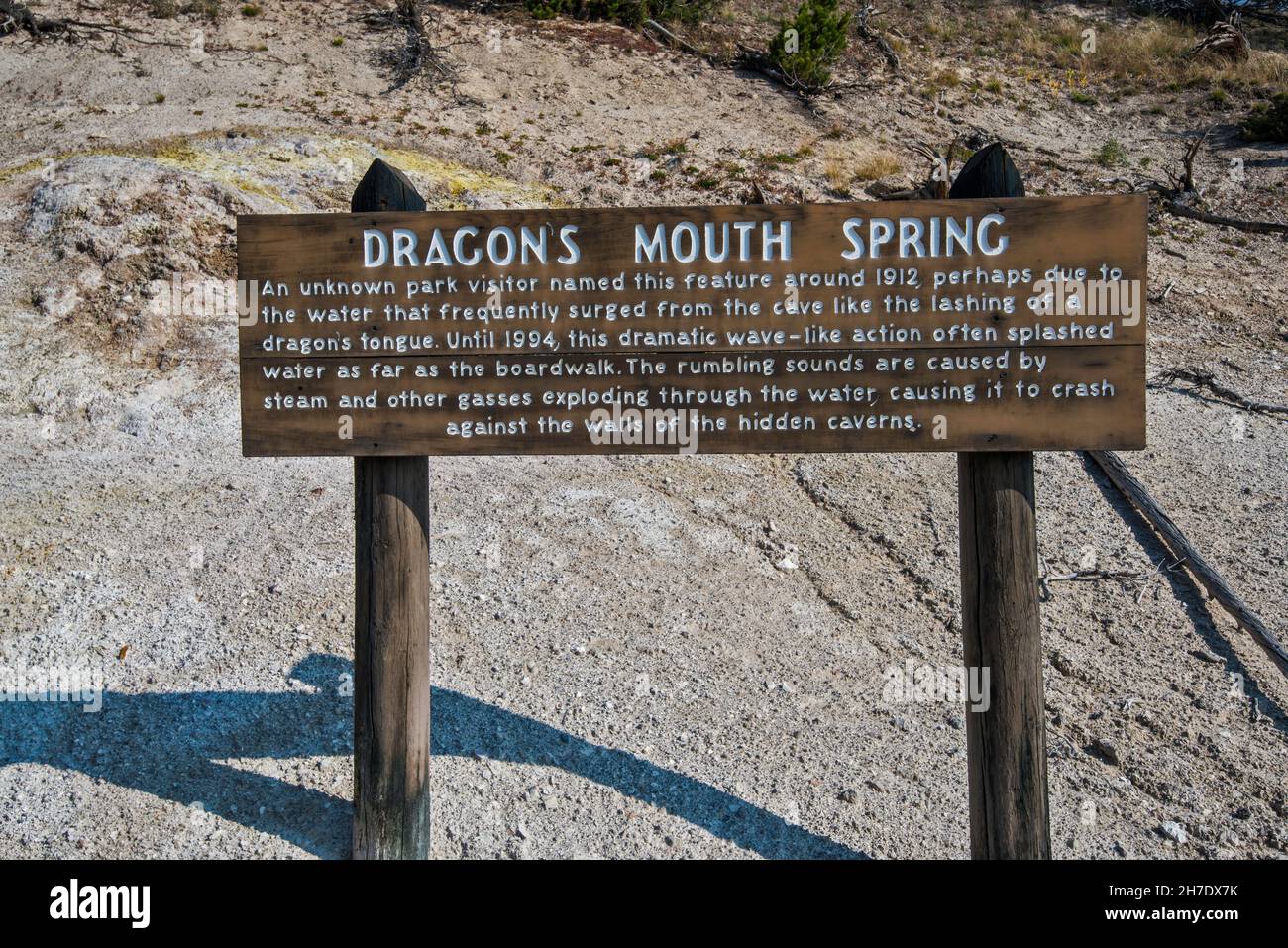 Cartello informativo a Dragons Mouth Spring, fumarole nell'area termale del vulcano fango del Parco Nazionale di Yellowstone, Wyoming, USA Foto Stock