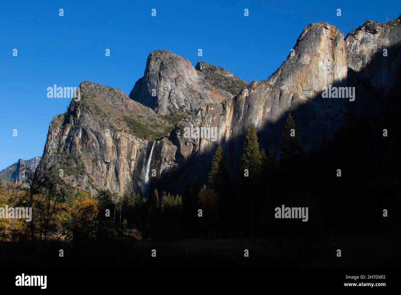 Bridal Veil Falls al Parco Nazionale di Yosemite durante la fine dell'autunno offre una vista spettacolare di questa famosa cascata, CA, USA. Foto Stock