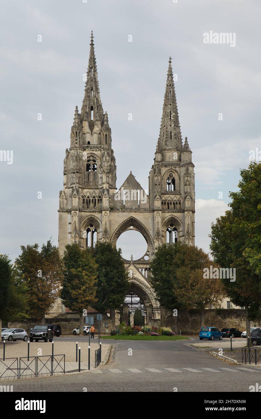 Facciata in stile gotico rovinato dell'Abbazia di Saint-Jean-des-Vignes (Abbaye Saint-Jean-des-Vignes) a Soissons, Francia. I lavori di costruzione sulla facciata ovest iniziarono nel 12 ° secolo ma la chiesa non fu mai completata. Foto Stock
