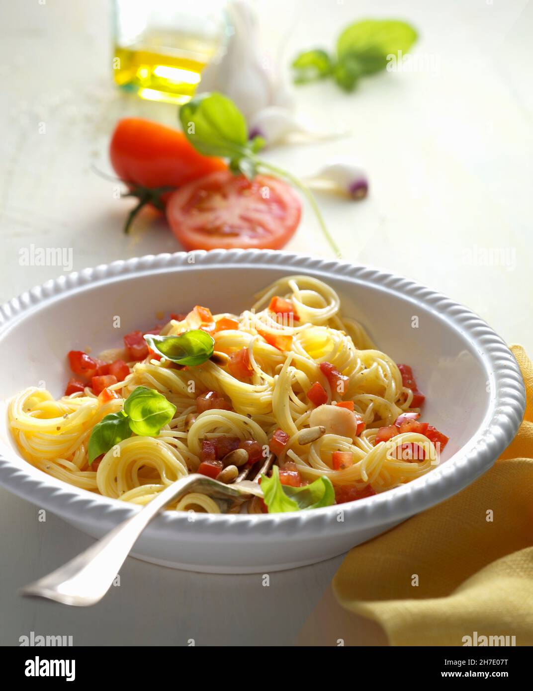 Pasta con pezzi di pomodoro e pinoli Foto Stock