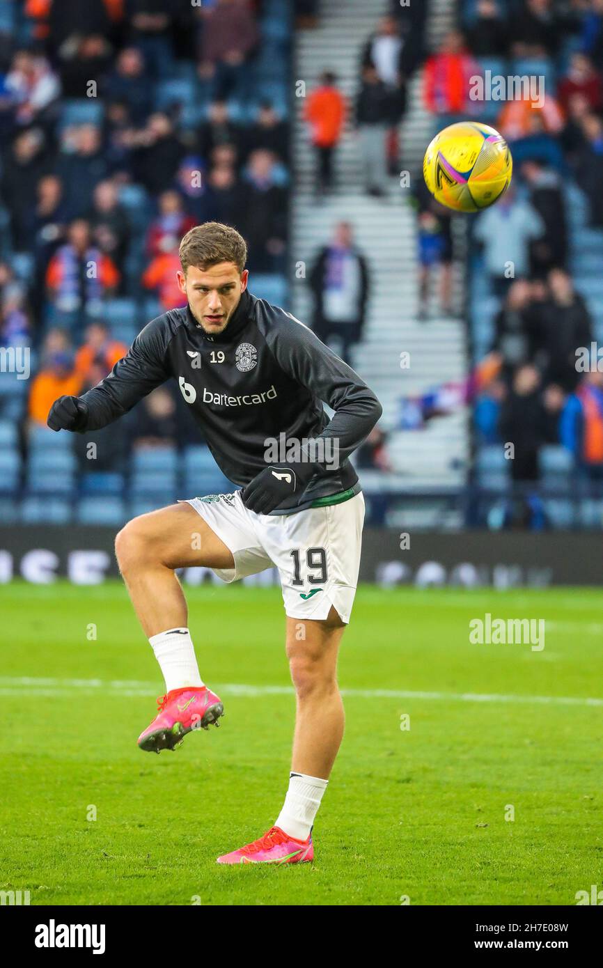 JAMIE GULLAN, giocatore di calcio professionista, giocando per l'Hibernian Football Club, riscaldarsi prima di una partita contro Rangers FC, Glasgow, Scozia, Regno Unito Foto Stock