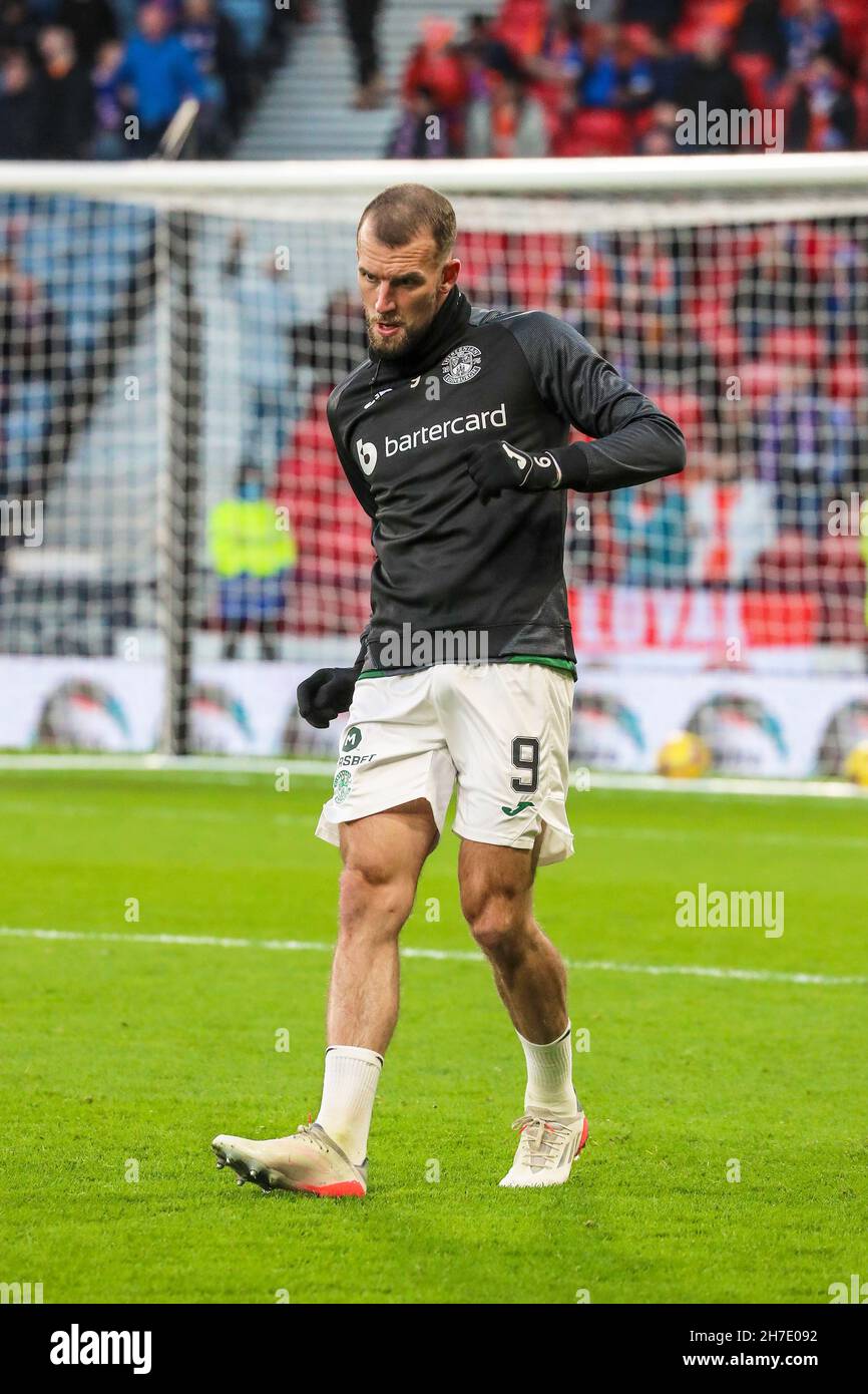 CHRISTIAN DOIDGE, calciatore professionista, giocando per l'Hibernian FC, riscaldando prima di una partita contro il Rangers FC, Glasgow, Scozia, Regno Unito Foto Stock
