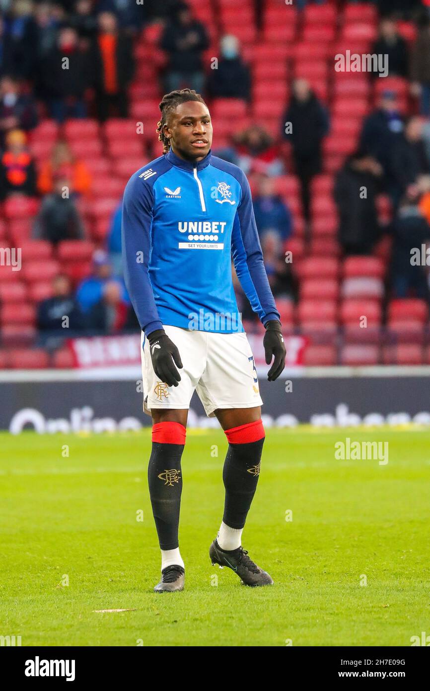 Calvin Bassey, calciatore professionista, attualmente in gioco per Rangers FC, Warming up, Glasgow, Scozia, Regno Unito Foto Stock