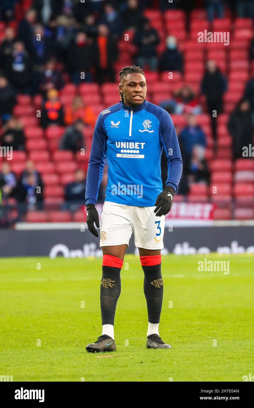 Calvin Bassey, calciatore professionista, attualmente in gioco per Rangers FC, Warming up, Glasgow, Scozia, Regno Unito Foto Stock