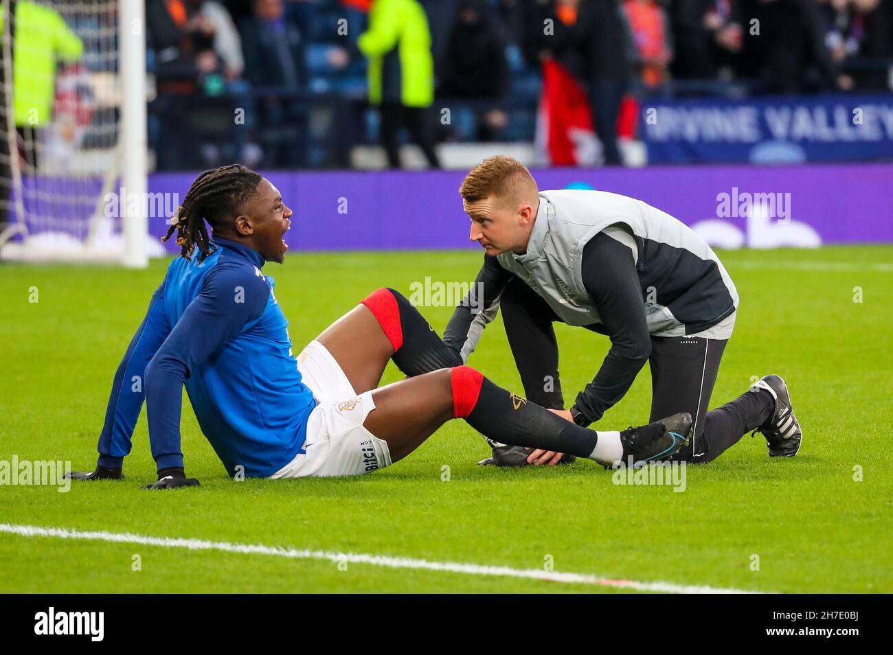 JOSEPH AYODELE-AROBO, giocatore di calcio professionista, giocando per Rangers FC, Glasgow, Scozia, Regno Unito ricevendo assistenza medica su una lesione alla caviglia. Foto Stock