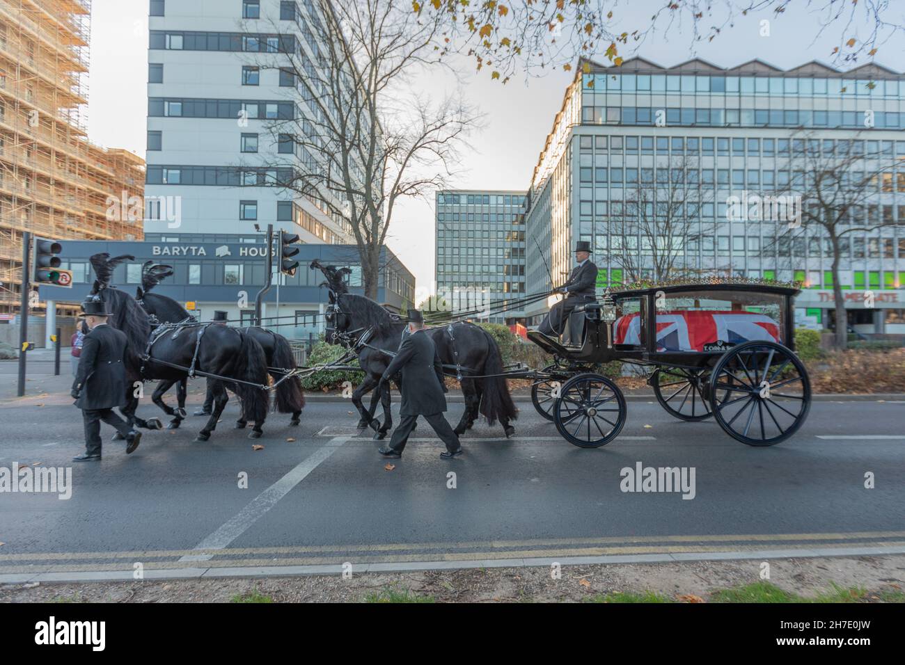 22 novembre 2021. Southend on Sea, Regno Unito. Un cavallo trainato porta la bara di Southend West MP assassinato, Sir David Amess. Il cuore sta percorrendo un percorso attraverso le strade della città, consentendo alle persone di pagare gli ultimi rispetti. Un funerale commemorativo avrà luogo presso la Chiesa di Santa Maria, Prittlewell, guidata dal reverendo Paul Mackay e da don Monsignor Kevin William Hale, prima che il focolare ritorni alla Cappella del riposo. Penelope Barritt/Alamy Live News Foto Stock