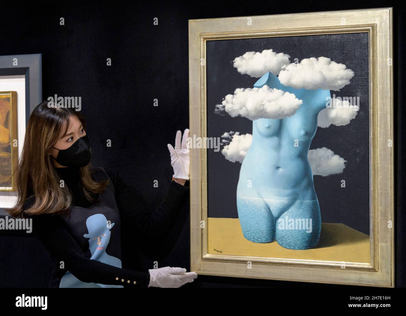 Hong Kong, Cina. 22 novembre 2021. Cristina Wang, specialista in Arte moderna e Contemporanea, adegua la pittura surrealista "Torse Nu dans les Nuages" di Rene Magritte in mostra alla Bonham Gallery di Admiralty Hong Kong prima della sua vendita a New York nel dicembre 2021. Il lavoro combina il classico e il profondamente surreale, con due dei motivi della firma di Magritte: La nuvola e il torsoIt femminile porta una stima di US$ 6-9 milioni. (Credit Image: © Jayne Russell/ZUMA Press Wire) Foto Stock