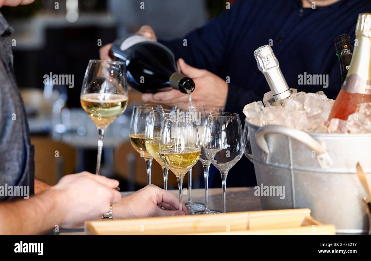 Il server versa il vino in un ristorante Foto Stock