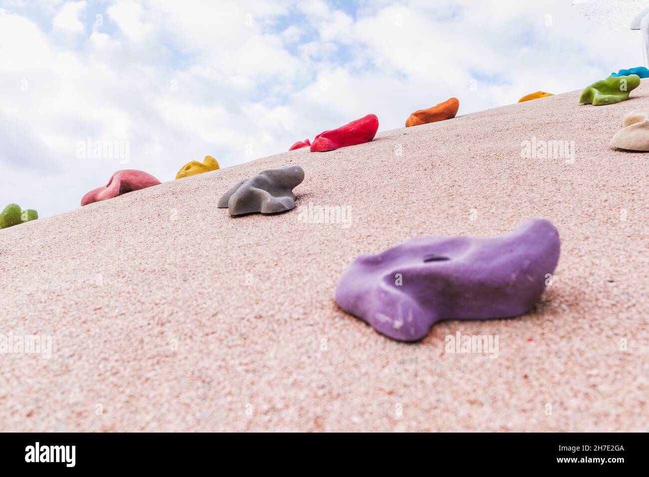 simulatore di roccia parete di arrampicata per bambini allenatore di gancio colorato.concetto attività sportiva per bambini Foto Stock