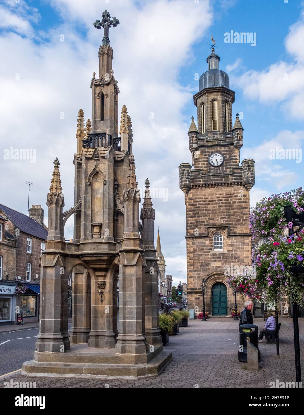 In Forres High Street, la Croce Mercat con il Tollbooth Forres sullo sfondo Foto Stock
