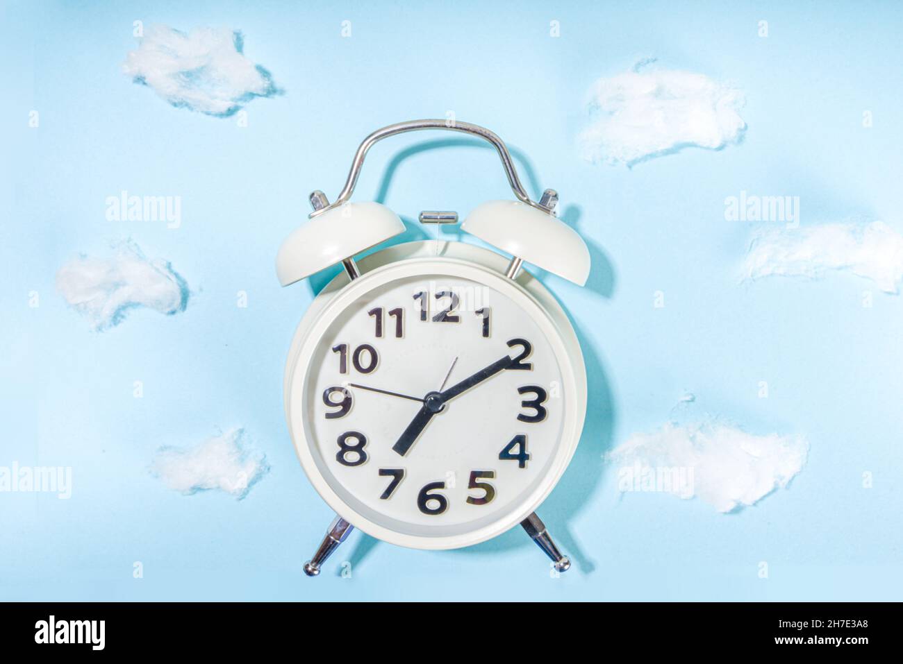 Ritmi circadiani con sveglia bianca, sfondi notte e giorno spazio copia flatlay Foto Stock