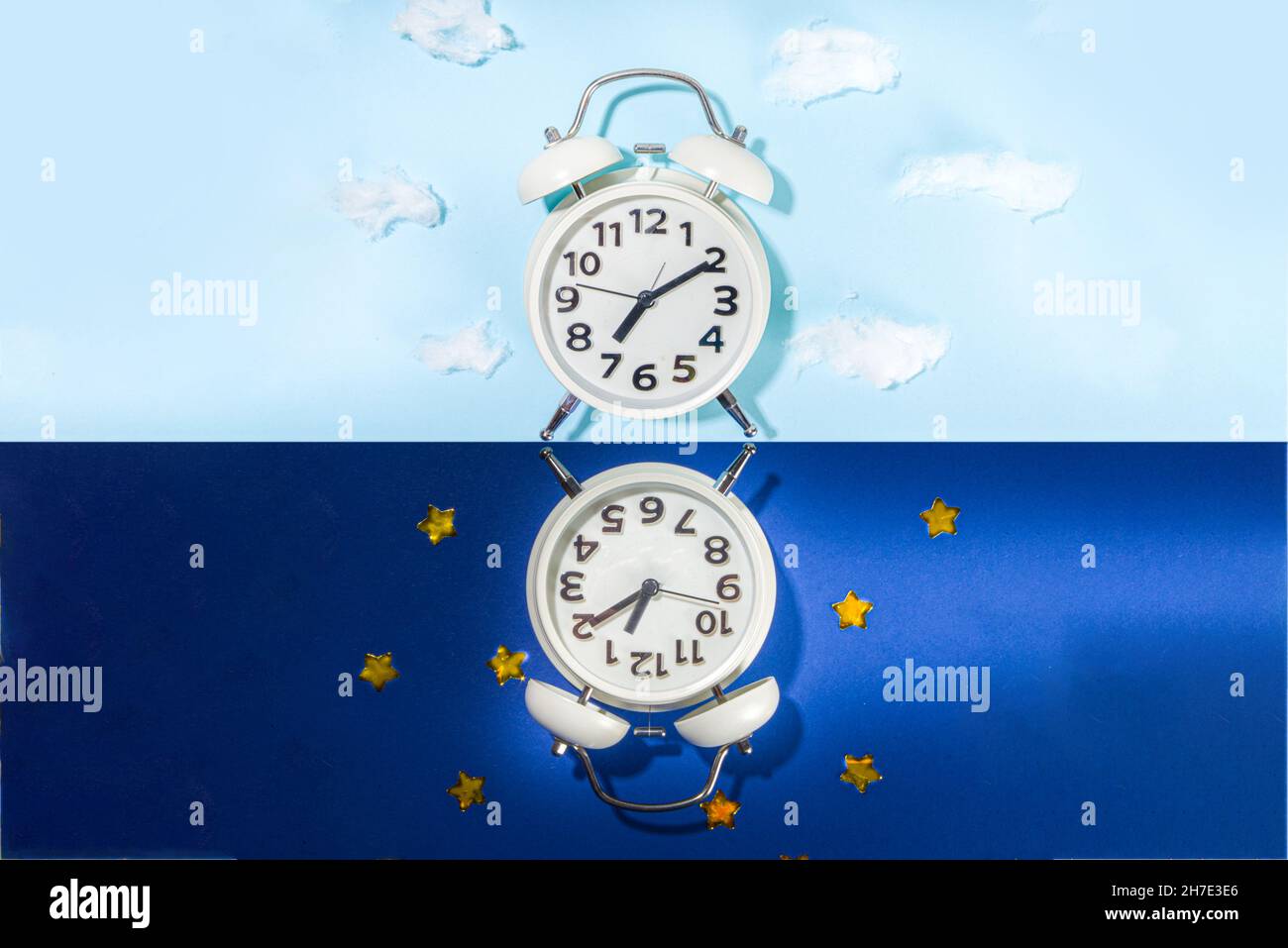 Ritmi circadiani con sveglia bianca, sfondi notte e giorno spazio copia flatlay Foto Stock