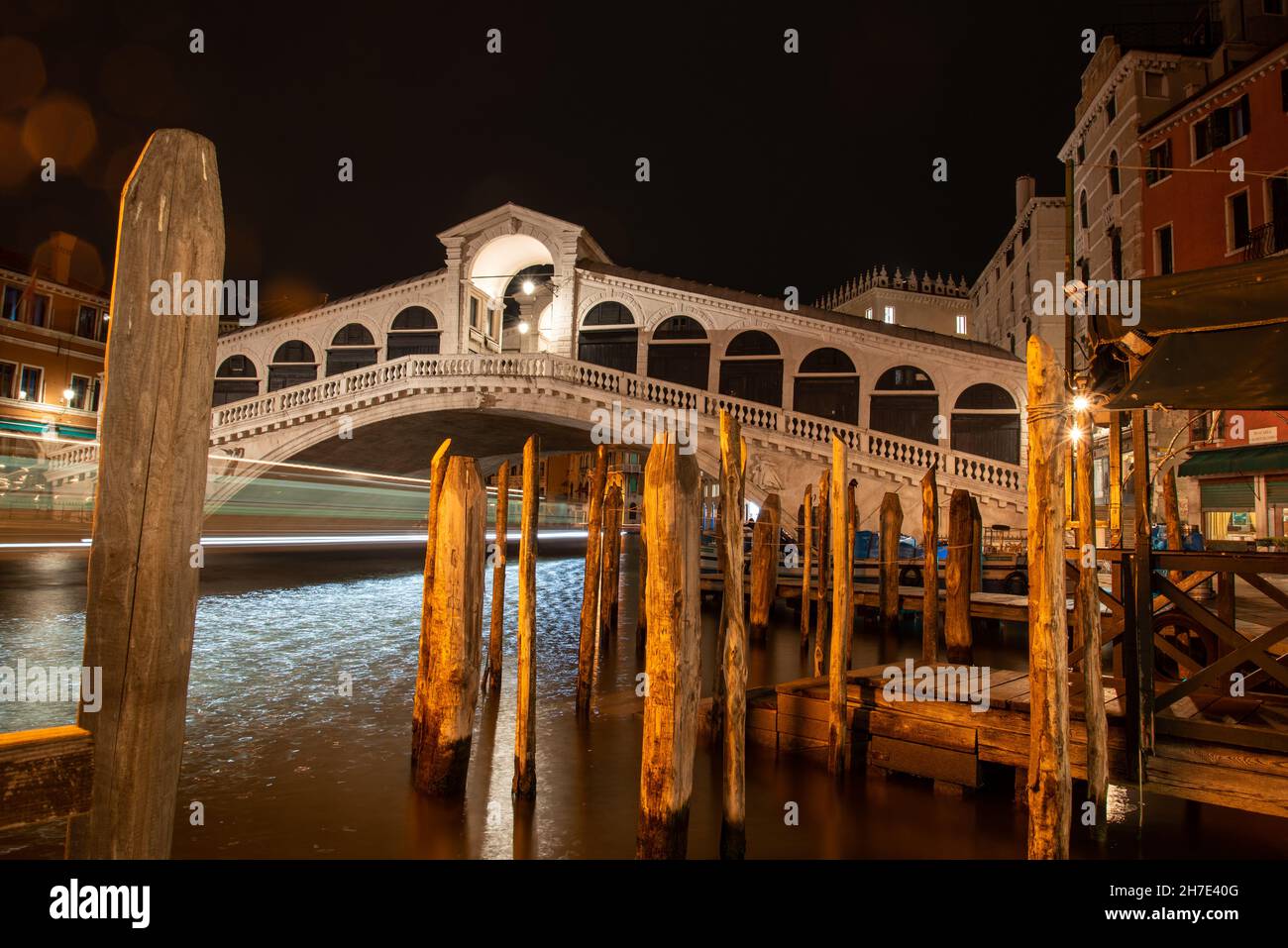 Ponte di Rialto dal Canal Grande di notte, Venezia, Italia Foto Stock