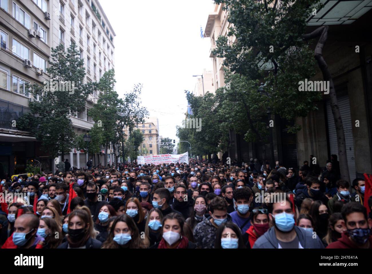 Atene, Grecia. 17 novembre 2021. La gente si radunò ad Atene, in Grecia, il 17 novembre 2021 durante la marcia tradizionale all'Ambasciata americana per la 'rivolta' del Politecnico, contro il regime della giunta del colonnello che si è svolta in Grecia nel novembre 1973. (Foto di Dimitrios Karvountzis/Pacific Press/Sipa USA) Credit: Sipa USA/Alamy Live News Foto Stock