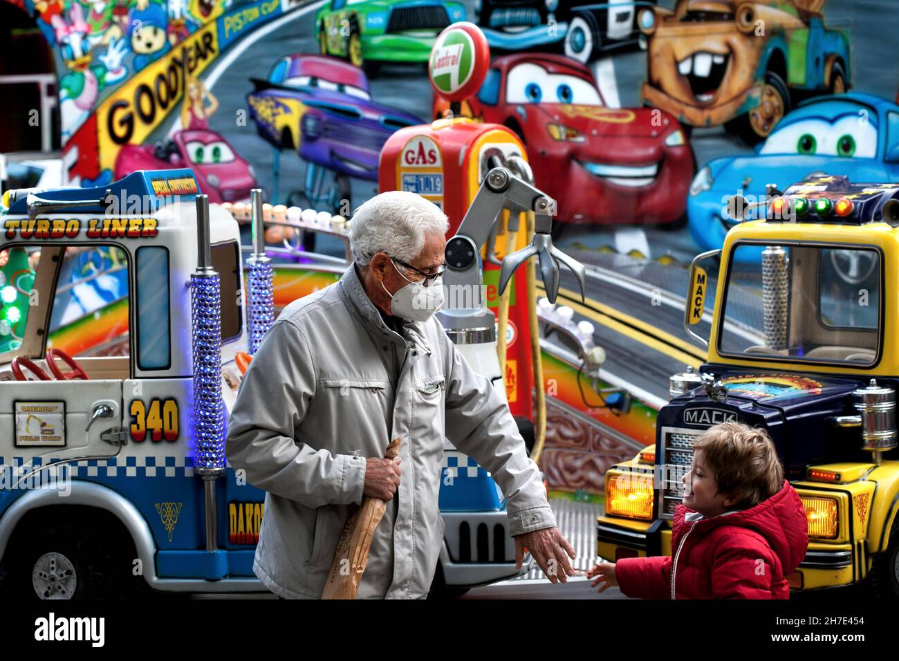 Nonno e nipote in fiera, Barcellona, Spagna. Foto Stock