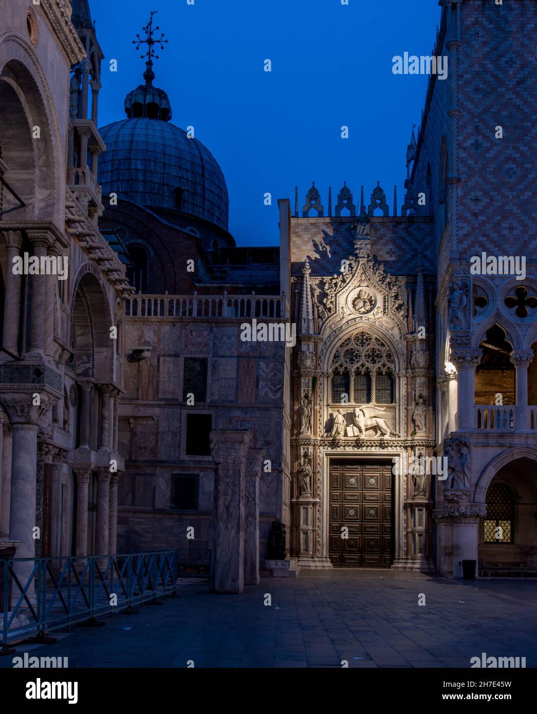 Piazza San Marco vuota e Basilica illuminata al mattino presto, Venezia, Italia Foto Stock