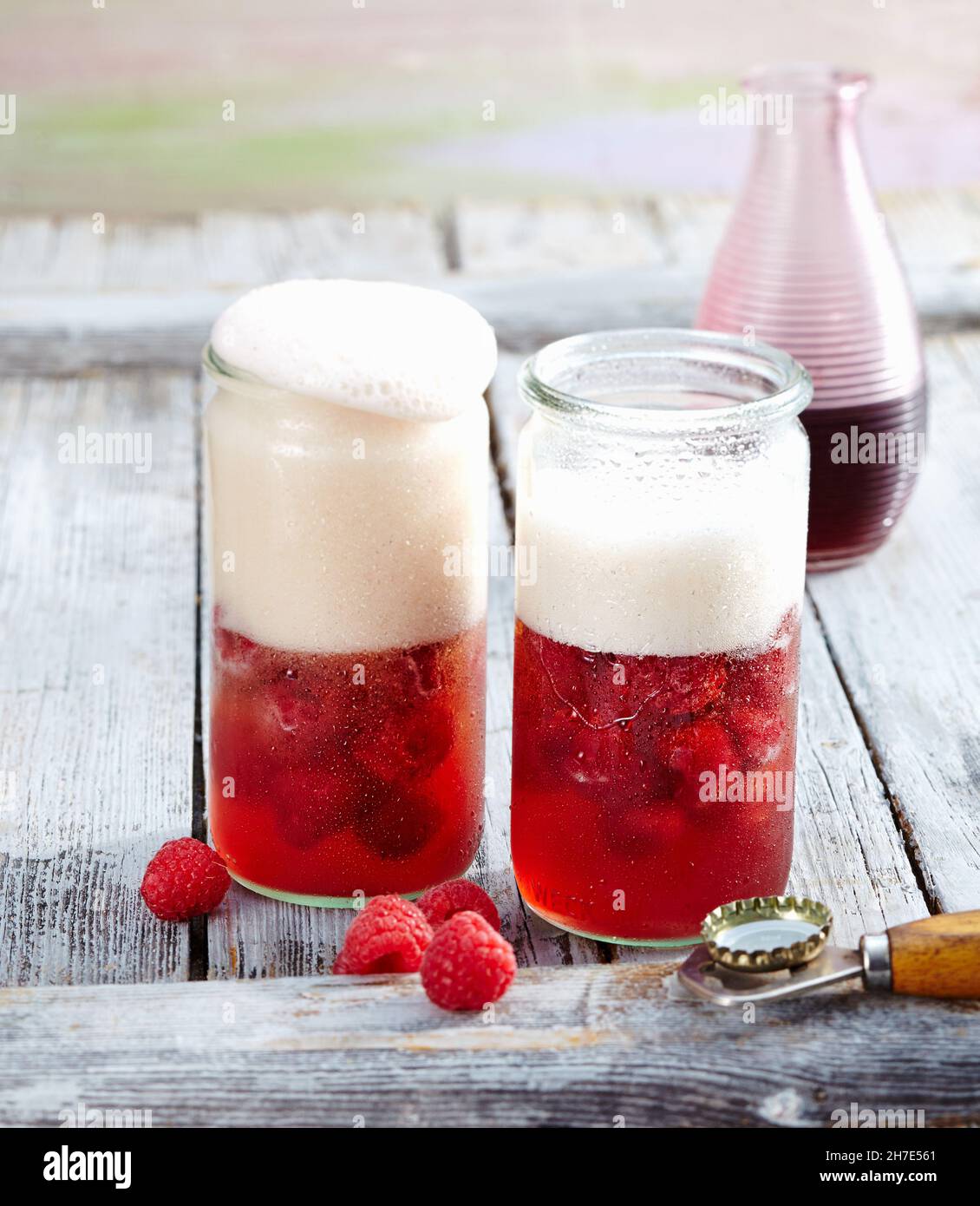 Punch alla birra di grano con sciroppo di lampone e lamponi Foto Stock