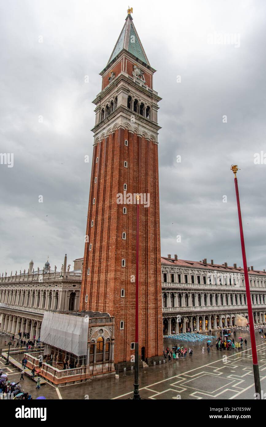 Piazza San Marco a Venezia durante il tempo piovoso e Aqua alta, Italia Foto Stock
