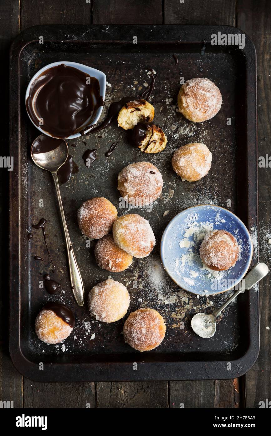 Mini buchi di ciambelle vegane con salsa di cioccolato vegano Foto Stock