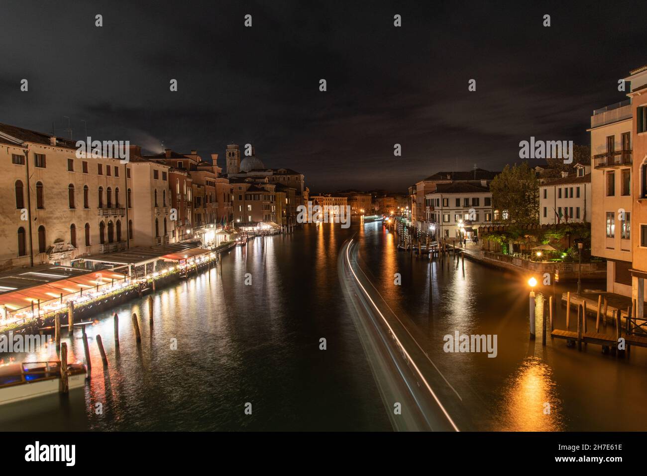 Vista sul Canal Grande di notte, Barche che passano, Venezia, Italia Foto Stock